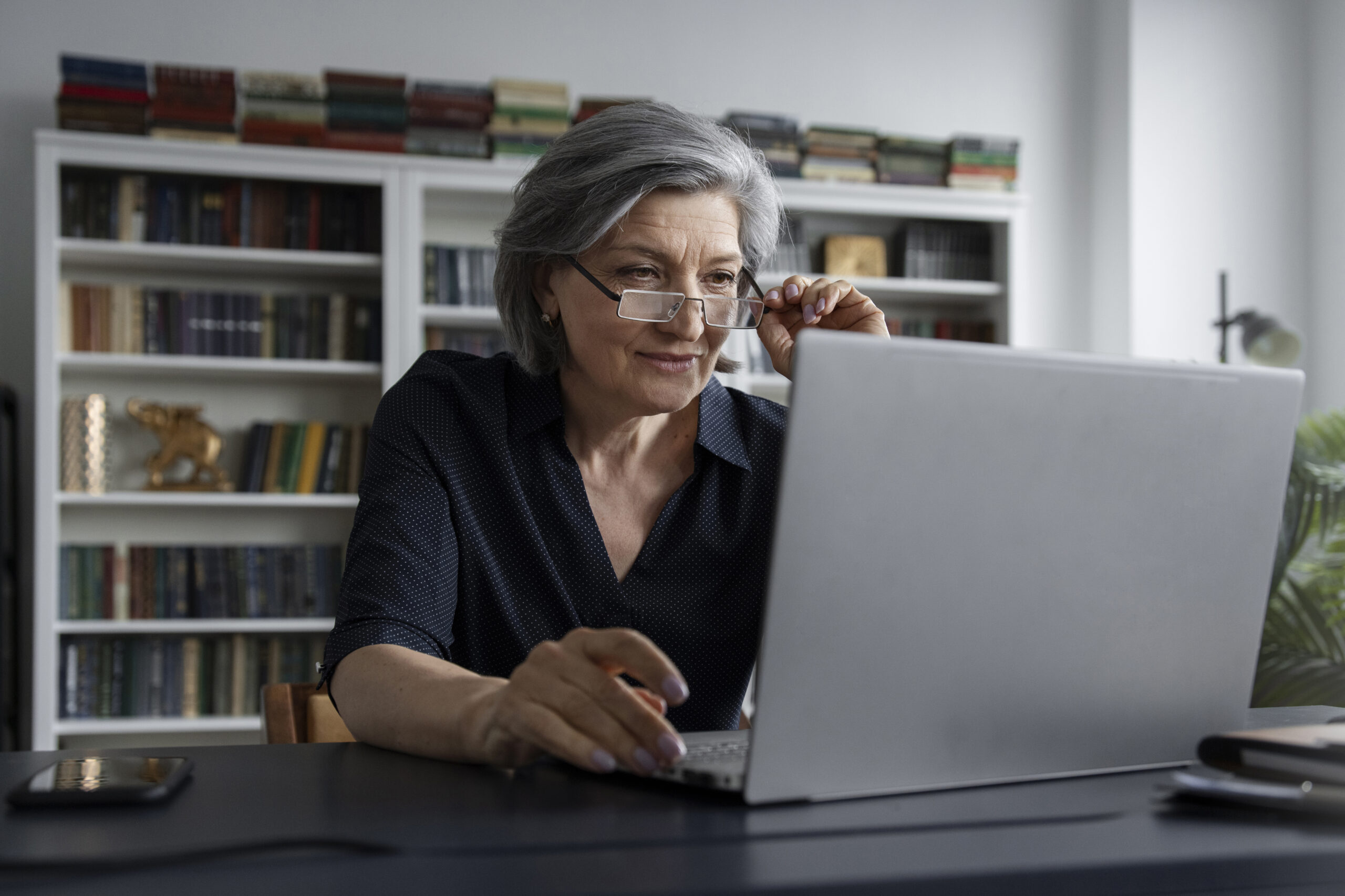 tiro medio mujer que trabaja en la computadora portatil