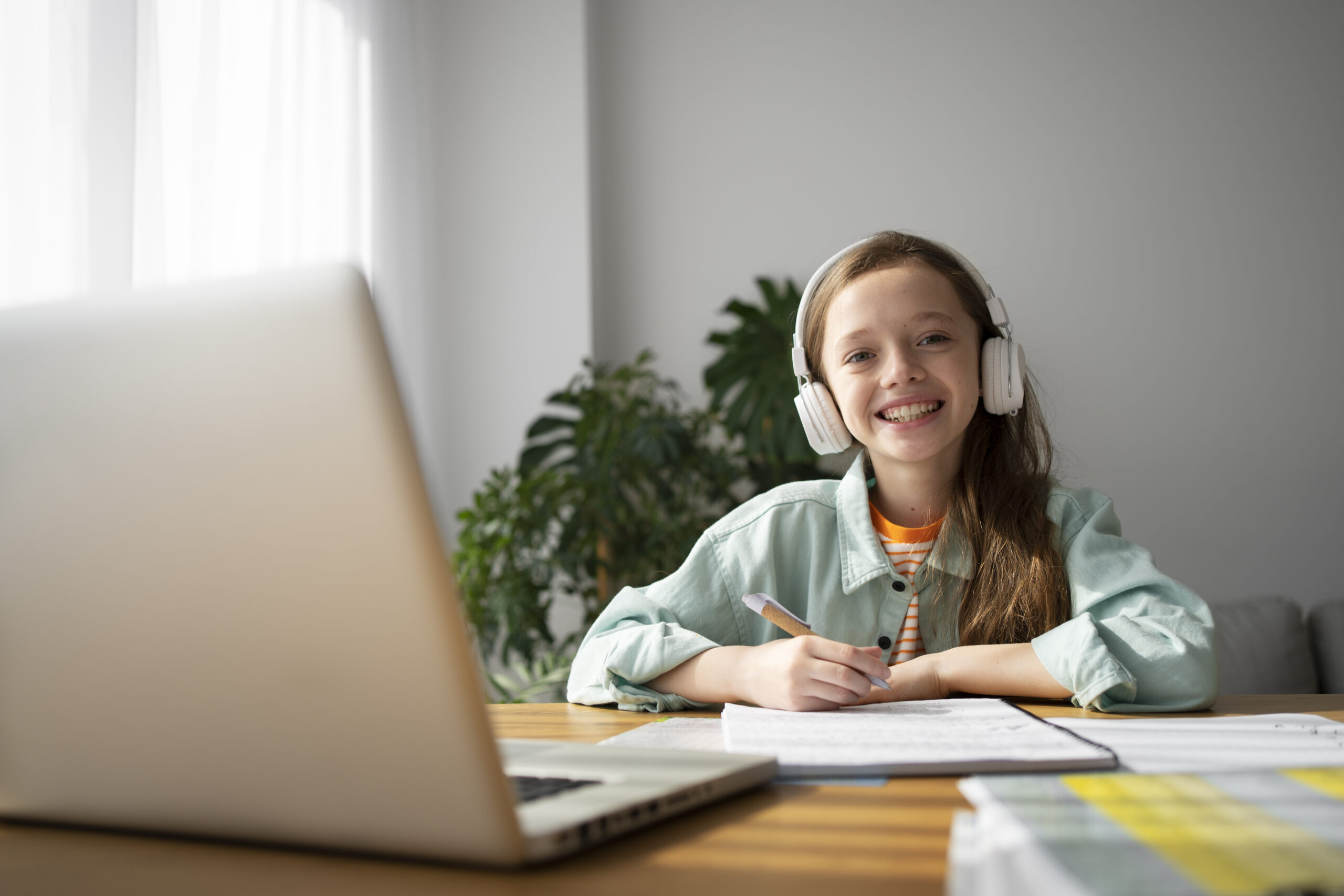 vista frontal nina sonriente con auriculares